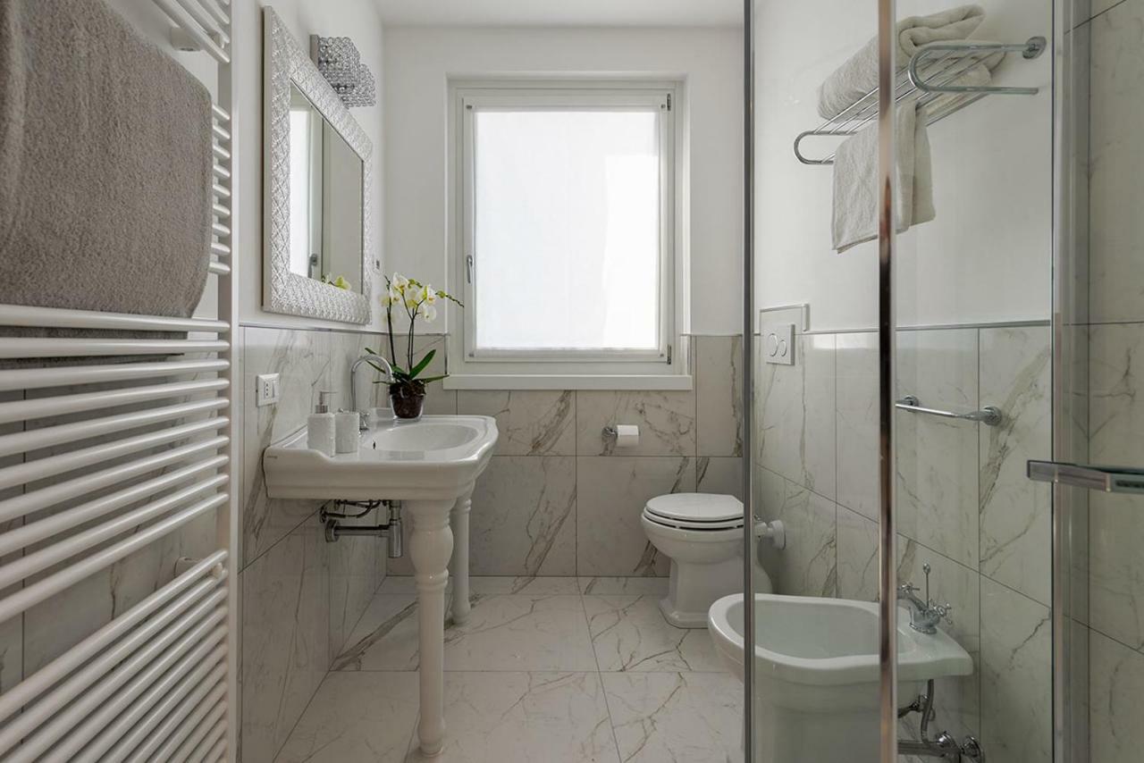 Villa Bianca Luxury Apartments Desenzano del Garda Buitenkant foto