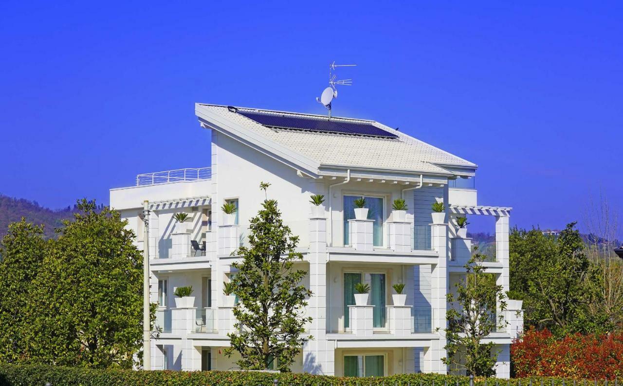 Villa Bianca Luxury Apartments Desenzano del Garda Buitenkant foto