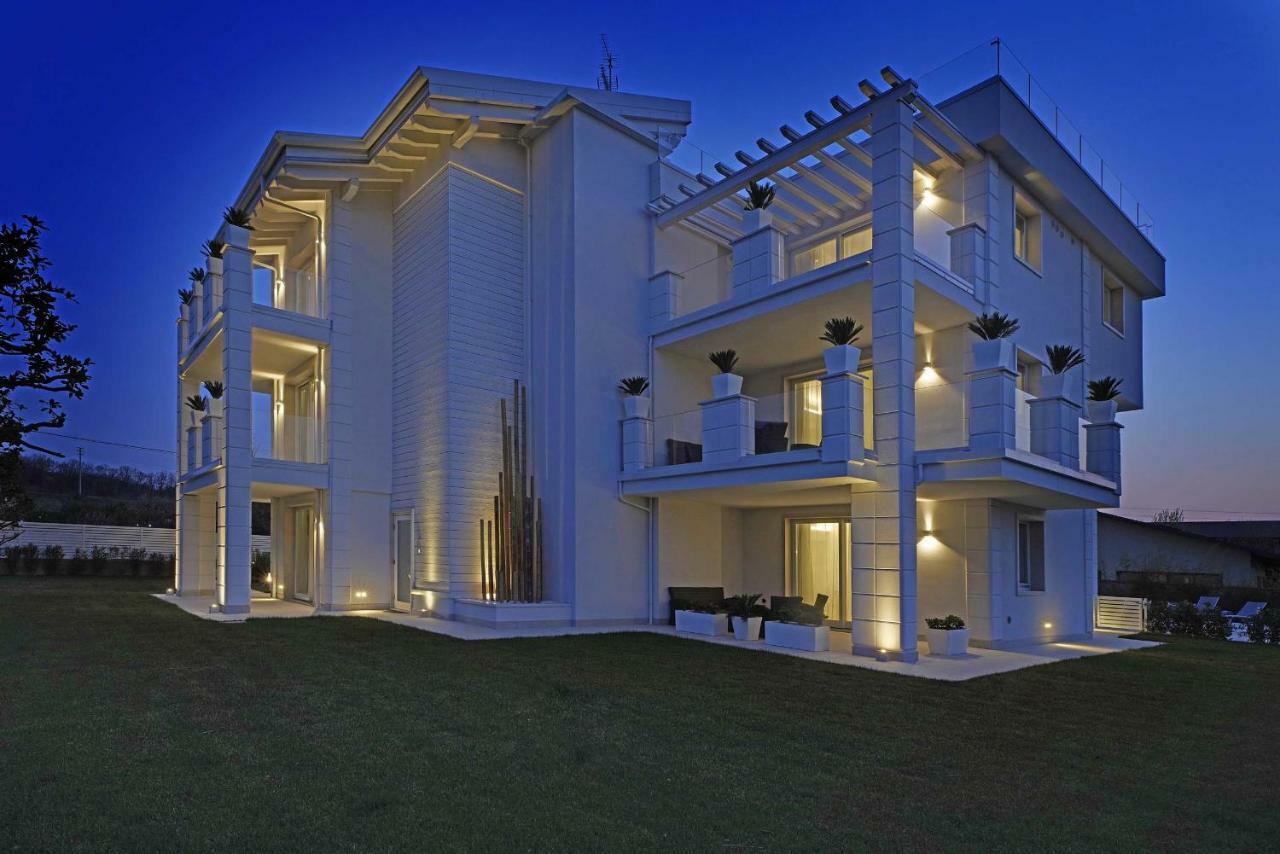 Villa Bianca Luxury Apartments Desenzano del Garda Buitenkant foto