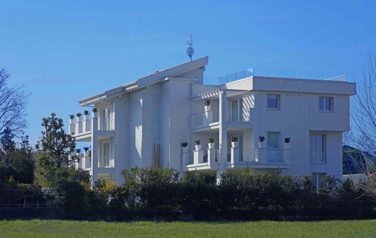 Villa Bianca Luxury Apartments Desenzano del Garda Buitenkant foto