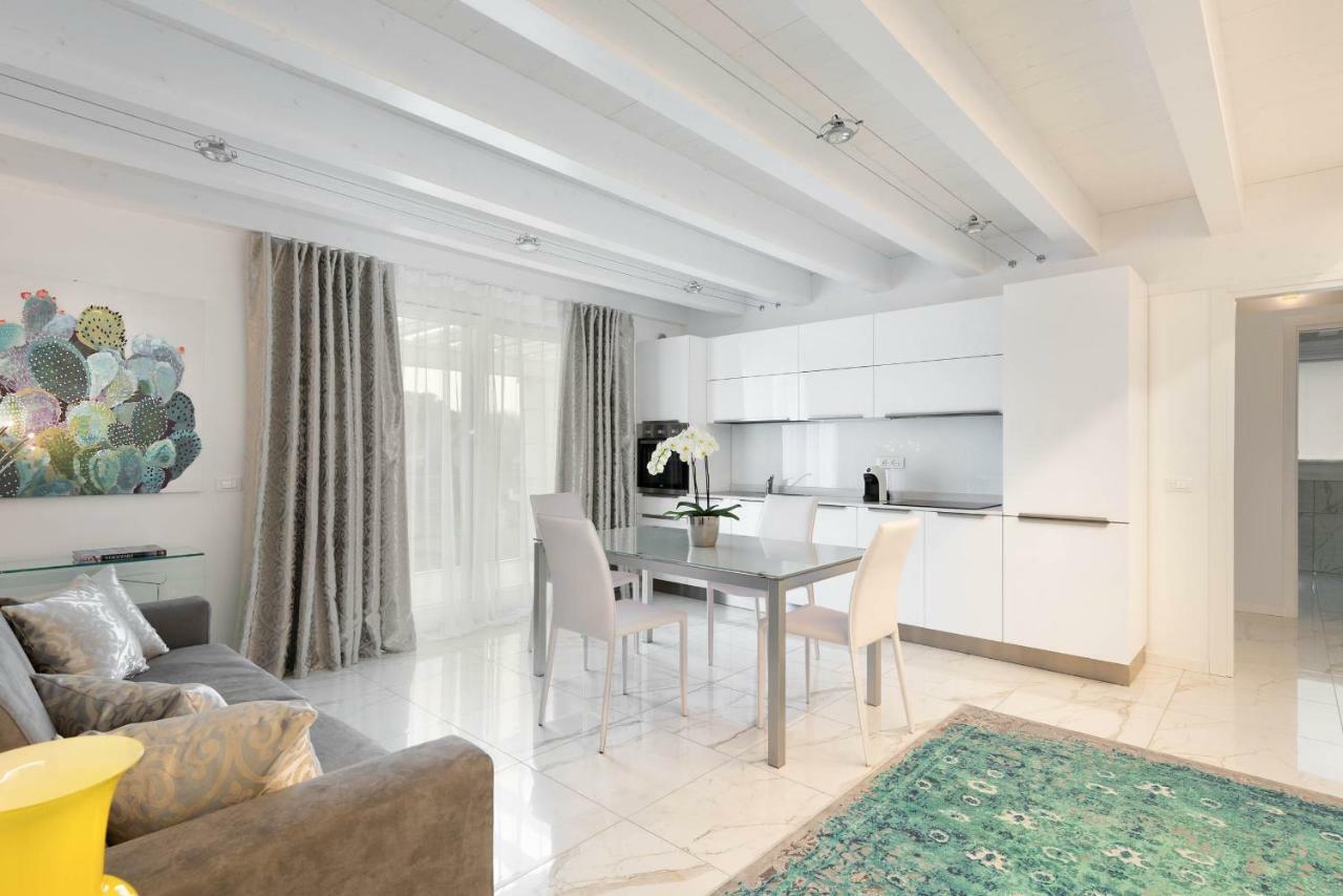 Villa Bianca Luxury Apartments Desenzano del Garda Buitenkant foto