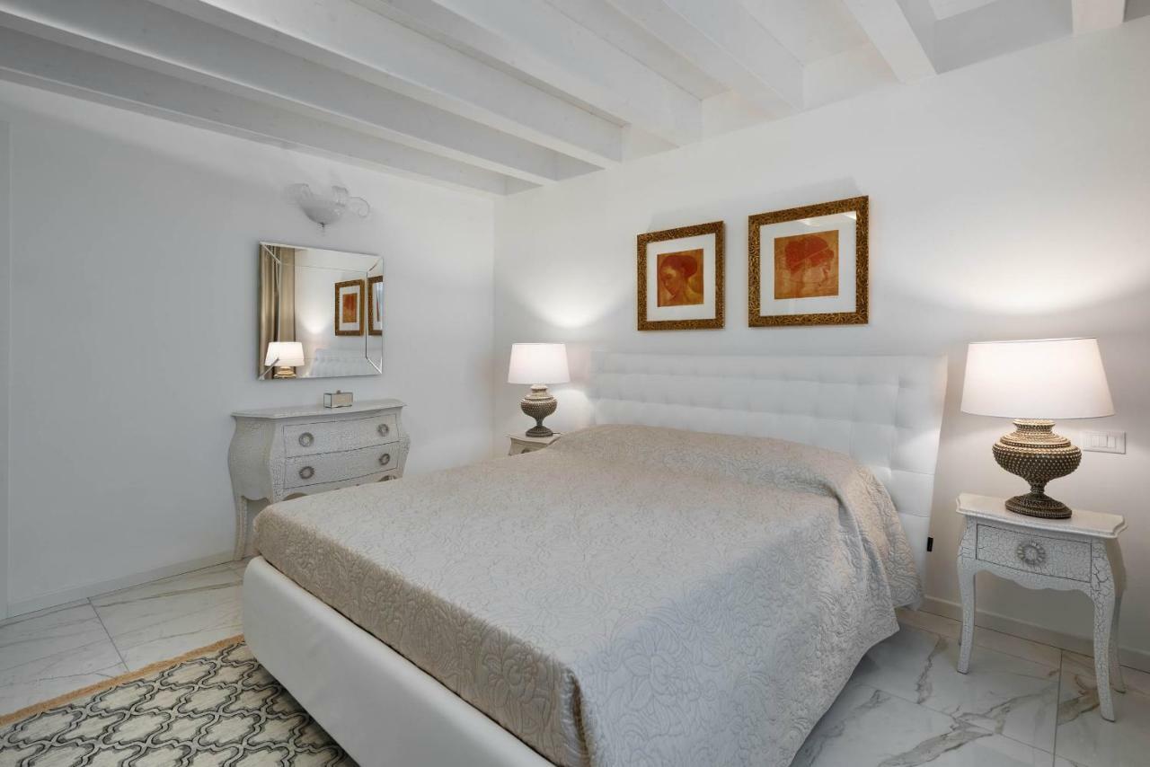 Villa Bianca Luxury Apartments Desenzano del Garda Buitenkant foto